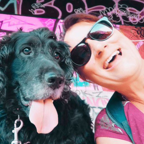 femme avec son chien cocker en voyage organisé par une travel planner