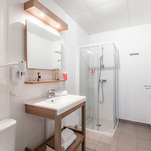 Salle de bain de l'Appart'city cherbourg centre port dans la Manche