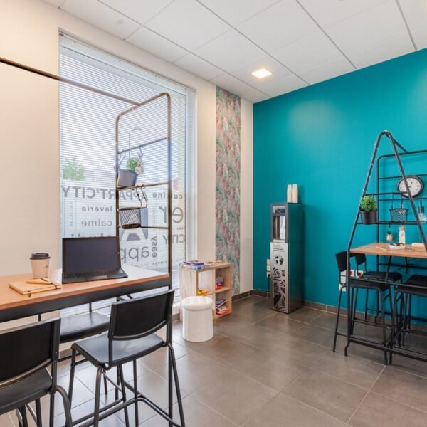 Salle de coworking de l'Appart'city cherbourg centre port dans la Manche