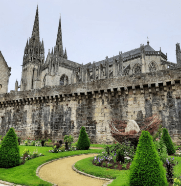 jardin autorisé aux chiens à Quimper devant les remparts et la cathédrale Saint-Corentin