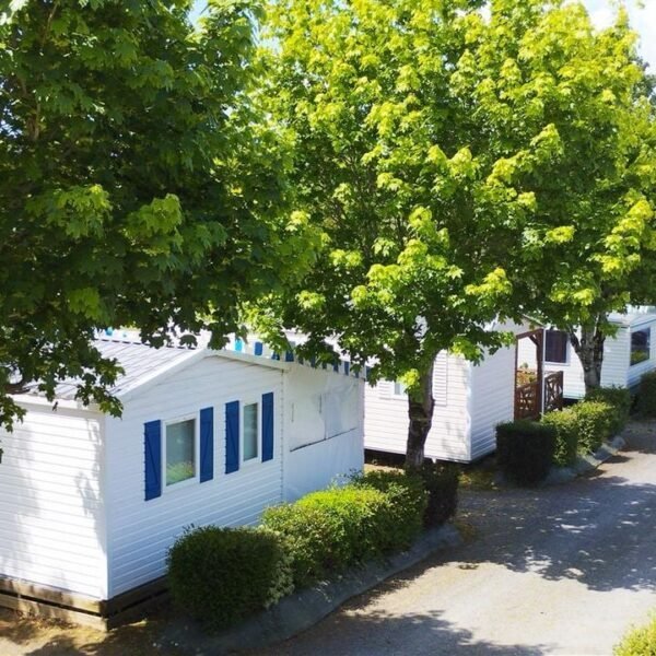 Une allée de mobil-home du Camping Les Embruns à Camoëlin dans le Morbihan en Bretagne