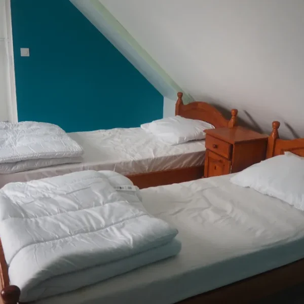 Une chambre avec deux lits simples au Gîte Le Bois aux Écureuils à Fierville-les-mines dans la Manche en Normandie
