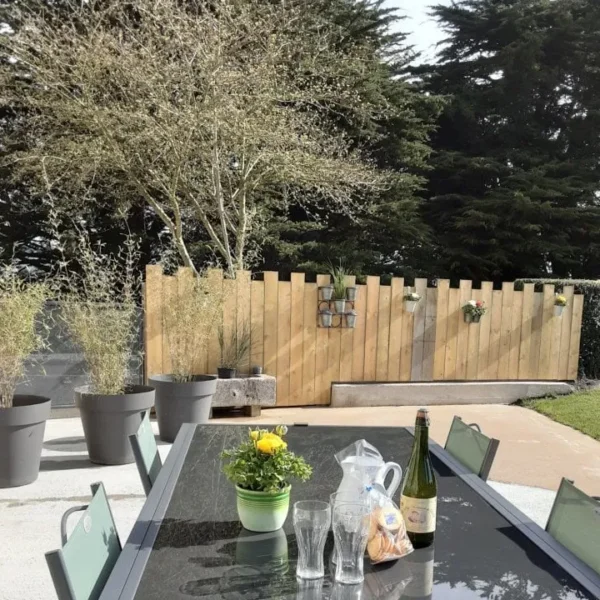 La table de jardin sur la terrasse du Gîte La Bignone à Saint-Marcouf dans la Manche en Normandie