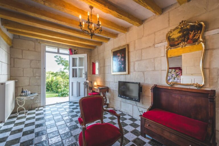 L'entrée d'une chambre troglodyte de l'Hôtel Demeure de la Vignole à Turquant en Maine-et-Loire dans les Pays de la Loire