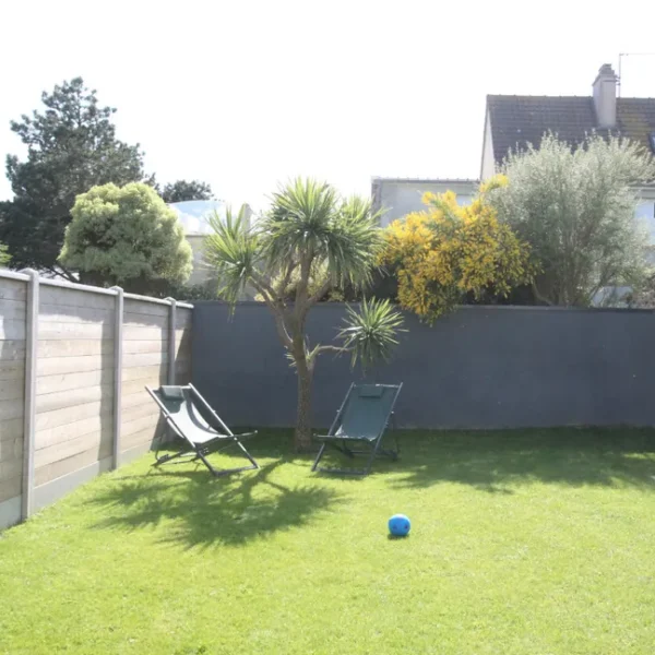 Le jardin du Gîte L'abri côtier à Saint-Jean-de-la-rivière dans la Manche en Normandie