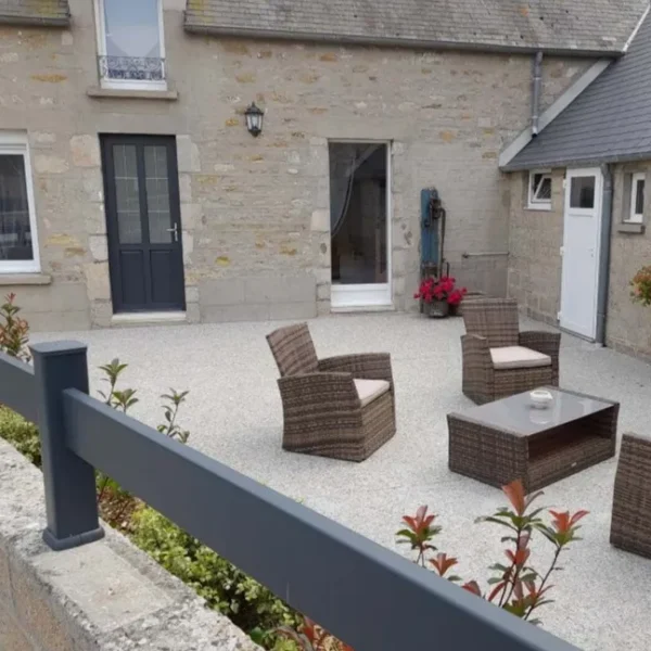 La cour et son salon de jardin du Gîte La Bignone à Saint-Marcouf dans la Manche en Normandie