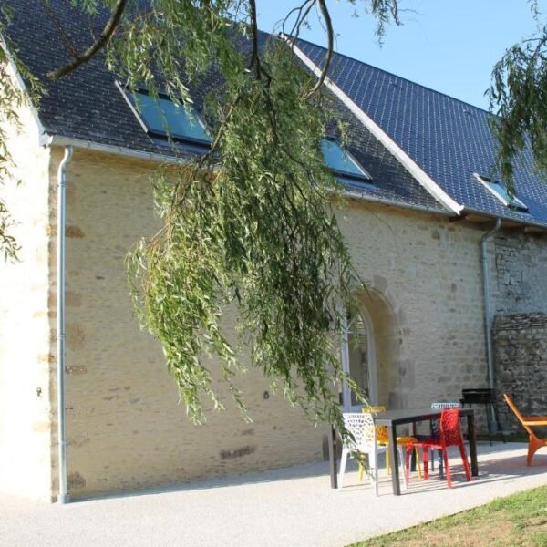 La façade et la terrasse du Gîte Le Domaine de la Vallée à Saint-Martin-de-Varreville dans la Manche en Normandie