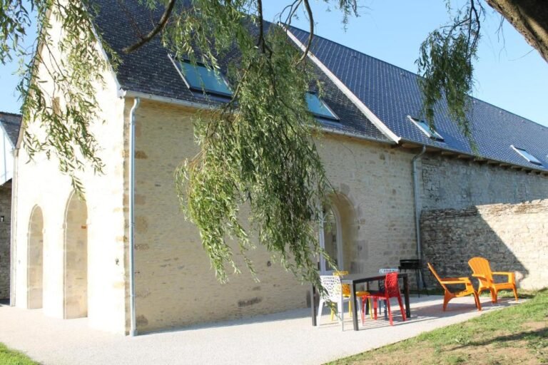 La façade et la terrasse du Gîte Le Domaine de la Vallée à Saint-Martin-de-Varreville dans la Manche en Normandie