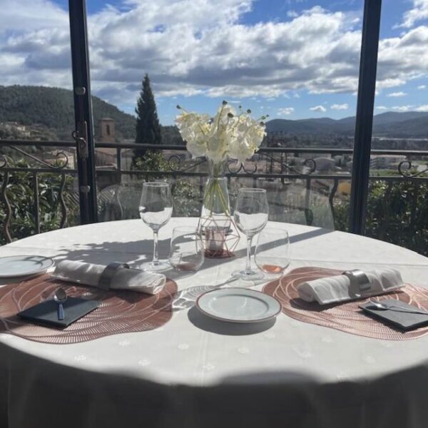 Une table sur la terrasse sur le balcon avec vue sur le massif des Maures du Restaurant Le Château d'Argens à Les Arcs dans le Var en Provence-Alpes-Côte d'Azur