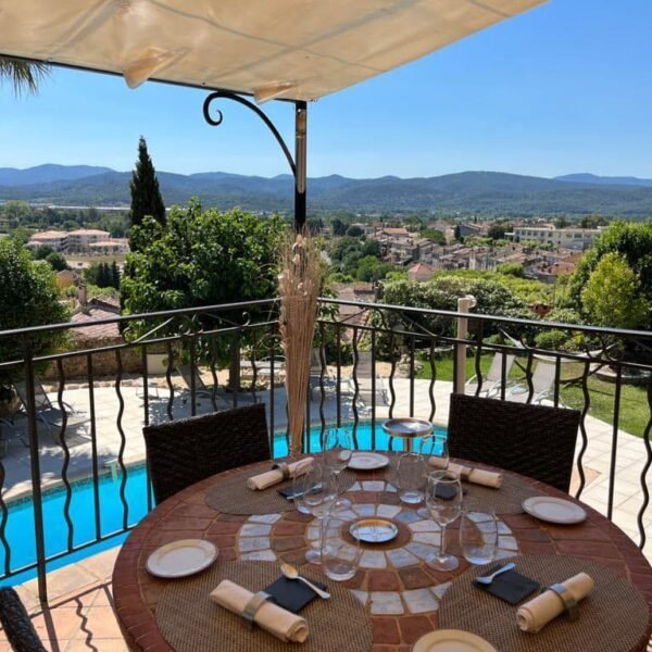 Table sur la terrasse avec vue panoramique du Restaurant Gastronomique Le Château d'Argens à Les Arcs sur Argens près de Draguignan dans le Var