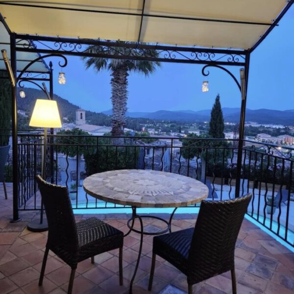 Une table en terrasse sur le balcon au dessus de la piscine du Restaurant Le Château d'Argens à Les Arcs dans le Var en Provence-Alpes-Côte d'Azur