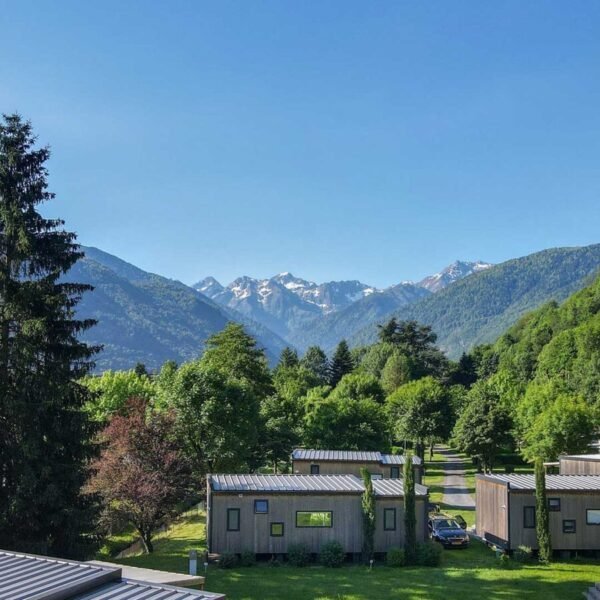 Les paysages des Pyrénées derrière les mobil-homes du Camping Pradelongue à Bagnères-de-Luchon en Haute-Garonne en Occitanie