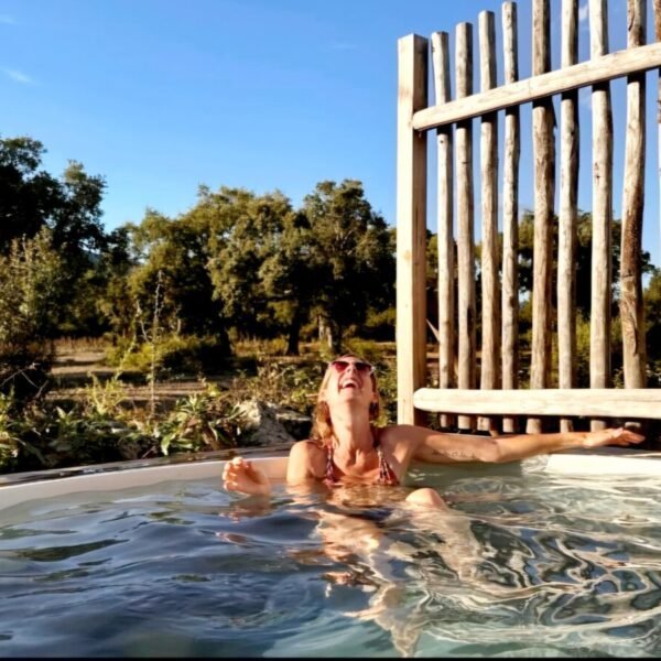 Femme dans un Spa privatif avec vue sur les montagnes et la nature au Camping Porto-Vecchio en Corse-du-Sud