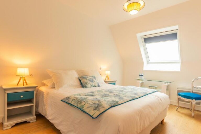 La chambre double du Gîte Le Domaine de la Vallée à Saint-Martin-de-Varreville dans la Manche en Normandie