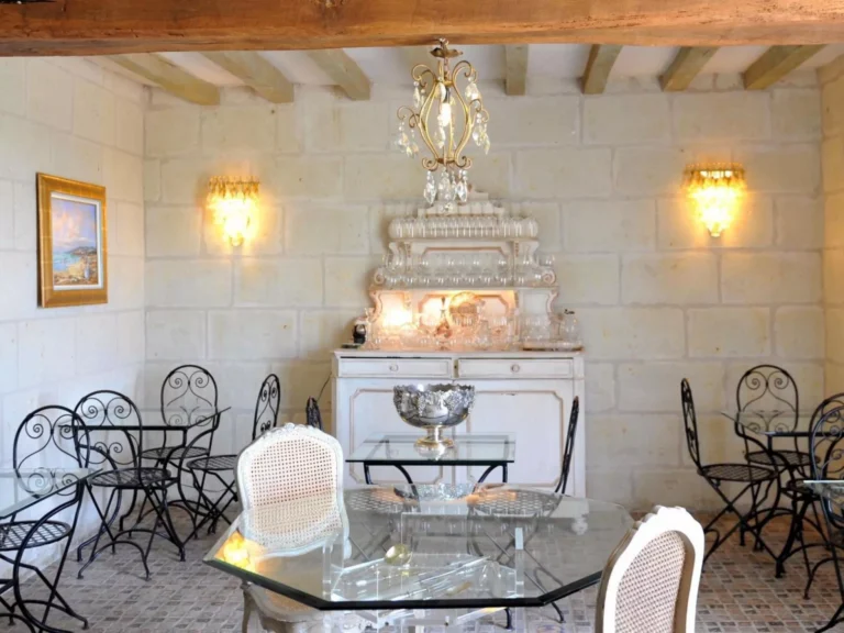 La salle de restauration de l'Hôtel Demeure de la Vignole à Turquant en Maine-et-Loire dans les Pays de la Loire