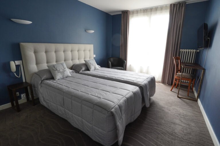 Une chambre deux lits simples de l'Auberge le Semnoz à Saint-Jorioz en Haute-Savoie en Auvergne-Rhône-Alpes