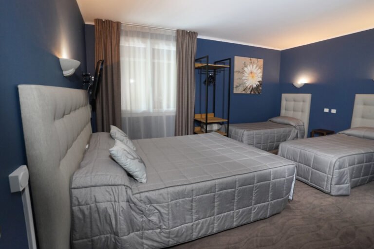 Une chambre double de l'Auberge le Semnoz à Saint-Jorioz en Haute-Savoie en Auvergne-Rhône-Alpes