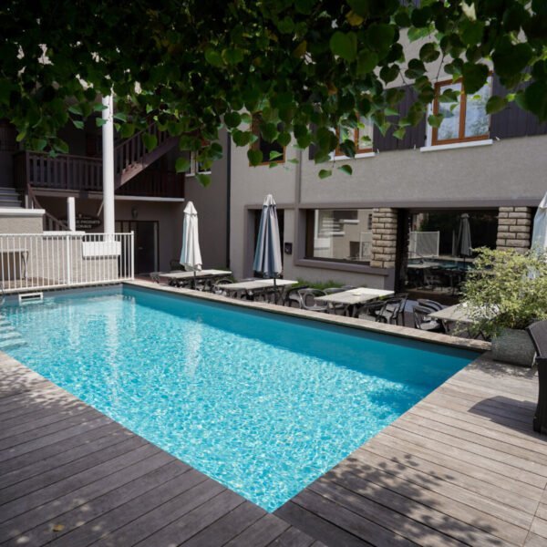 La terrasse et la piscine de l'Auberge le Semnoz à Saint-Jorioz en Haute-Savoie en Auvergne-Rhône-Alpes