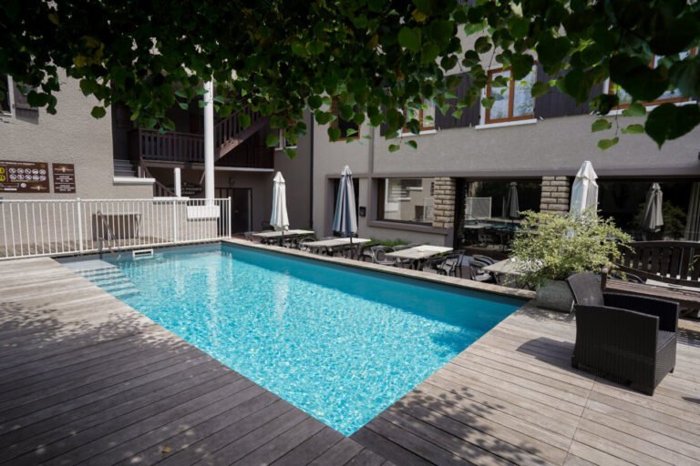La terrasse et la piscine de l'Auberge le Semnoz à Saint-Jorioz en Haute-Savoie en Auvergne-Rhône-Alpes