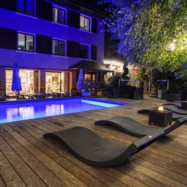 La terrasse et la piscine de l'Auberge le Semnoz à Saint-Jorioz en Haute-Savoie en Auvergne-Rhône-Alpes