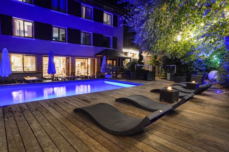 La terrasse et la piscine de l'Auberge le Semnoz à Saint-Jorioz en Haute-Savoie en Auvergne-Rhône-Alpes