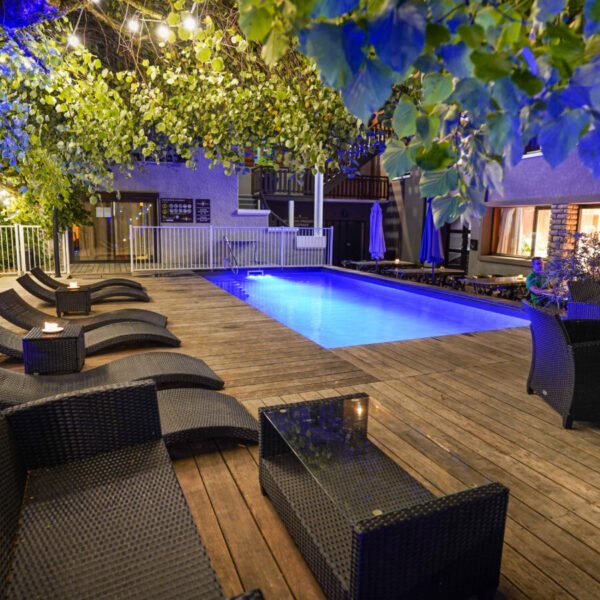 La terrasse et la piscine de l'Auberge le Semnoz à Saint-Jorioz en Haute-Savoie en Auvergne-Rhône-Alpes