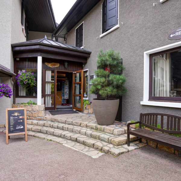 la façade du Restaurant de l'Auberge le Semnoz à Saint-Jorioz en Haute-Savoie en Auvergne-Rhône-Alpes