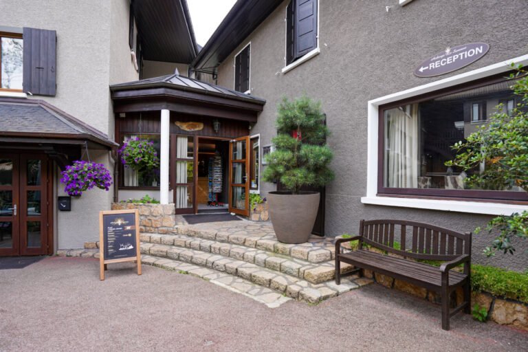 L'entrée de l'Auberge le Semnoz à Saint-Jorioz en Haute-Savoie en Auvergne-Rhône-Alpes