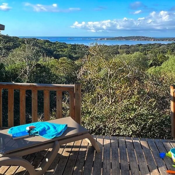 La vue des la terrasse des mobil-home vue mer du Camping Kevano plage à Pianottoli-Caldarello en Corse-du-Sud en Corse