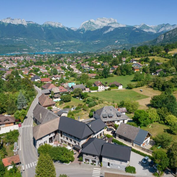 L'Auberge le Semnoz à Saint-Jorioz en Haute-Savoie en Auvergne-Rhône-Alpes vue de haut