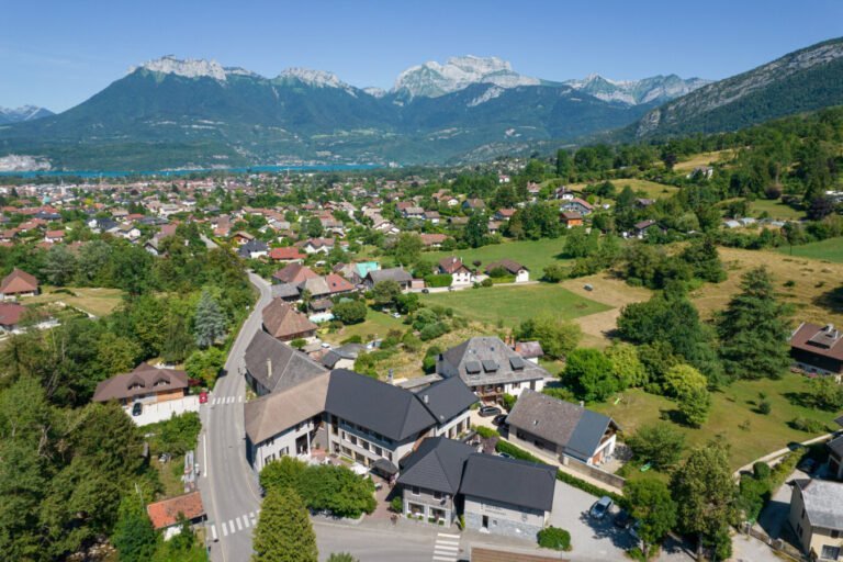 L'Auberge le Semnoz à Saint-Jorioz en Haute-Savoie en Auvergne-Rhône-Alpes vue de haut