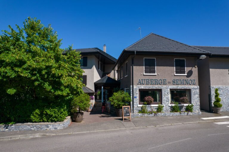 la façade de l'Auberge le Semnoz à Saint-Jorioz en Haute-Savoie en Auvergne-Rhône-Alpes