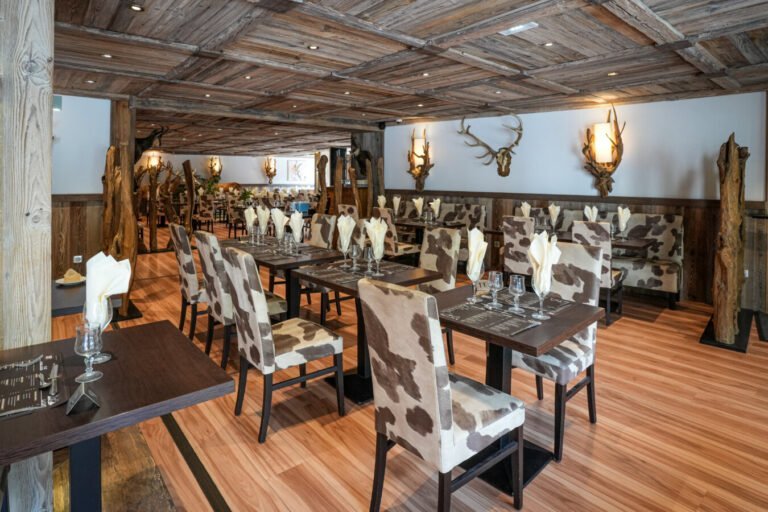 La salle du restaurant de l'Auberge le Semnoz à Saint-Jorioz en Haute-Savoie en Auvergne-Rhône-Alpes