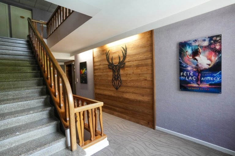 Le pallier de l'Auberge le Semnoz à Saint-Jorioz en Haute-Savoie en Auvergne-Rhône-Alpes