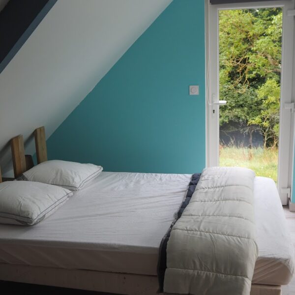 Une chambre double au Gîte Le Bois aux Écureuils à Fierville-les-mines dans la Manche en Normandie