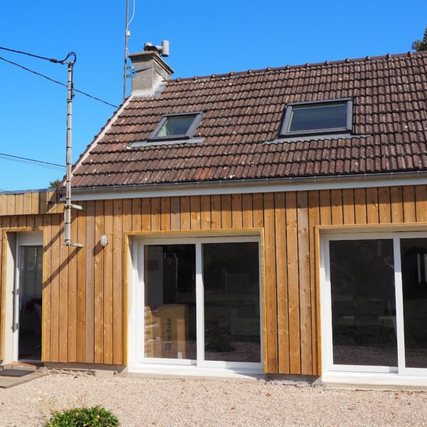 La façade du Gîte Le Bois aux Écureuils à Fierville-les-mines dans la Manche en Normandie