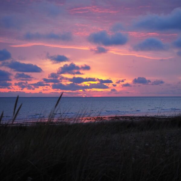 Un coucher de soleil à la mer à proximité du Gîte Le Bois aux Écureuils à Fierville-les-mines dans la Manche en Normandie