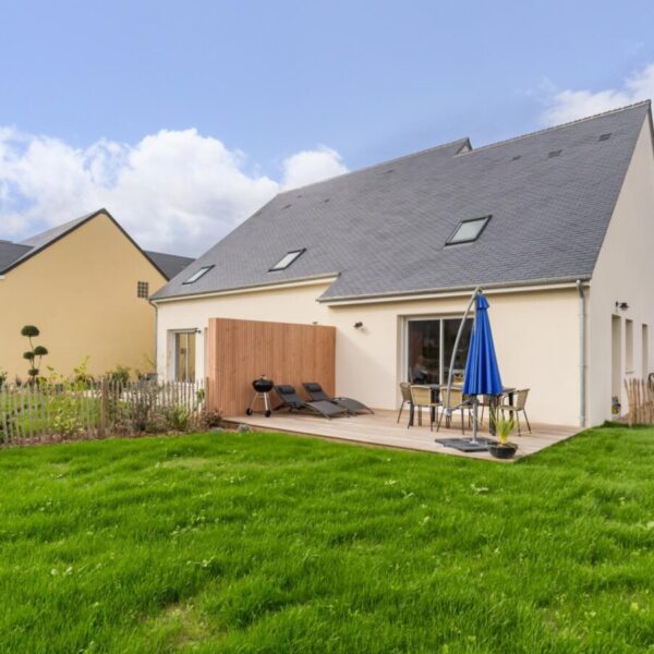 La façade avec la terrasse du Gîte Face au vent à Port-Bail-sur-Mer dans la Manche en Normandie