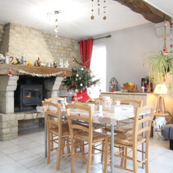 La salle à manger du Gîte Le Vieux Noyer à Liesville-sur-Douve dans la Manche en Normandie