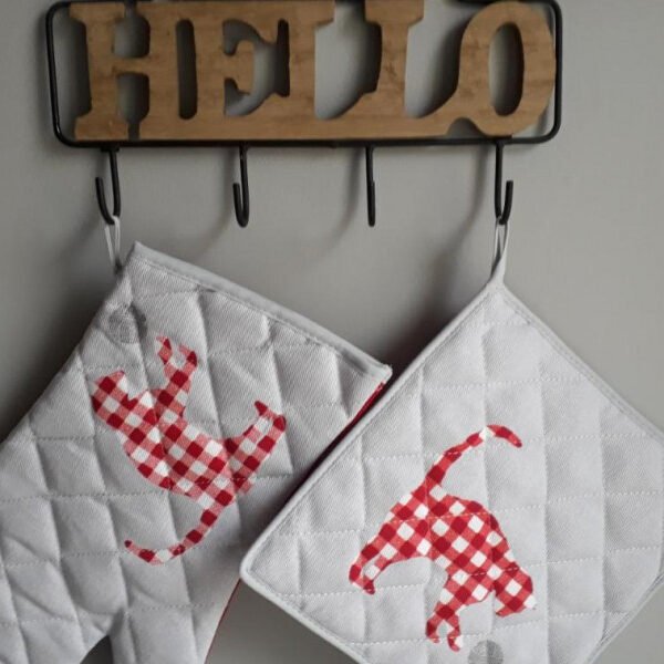 Des gants de cuisine dans la cuisine du Gîte Le Vieux Noyer à Liesville-sur-Douve dans la Manche en Normandie