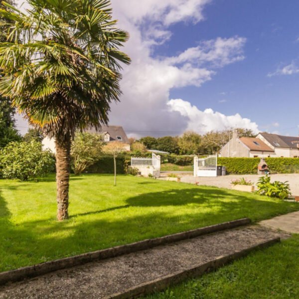 Le jardin du Gîte Les camélias à Hautteville-Bocage dans la Manche en Normandie