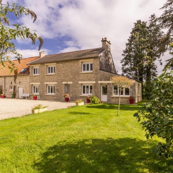 Façade du Gîte Les camélias à Hautteville-Bocage dans la Manche en Normandie