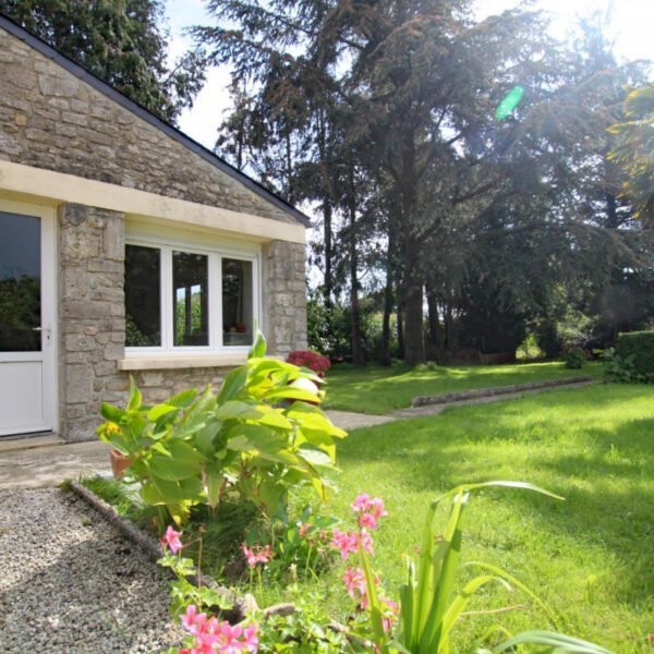 Façade et jardin du Gîte Les camélias à Hautteville-Bocage dans la Manche en Normandie