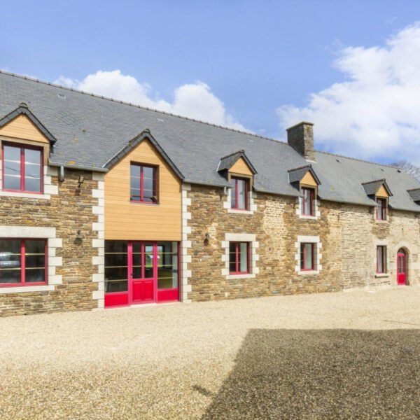 La façade des Gîtes La Barbinière et La Petite Barbinière à Saint-Laurent-de-Terregatte dans la Manche en Normandie