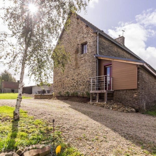 Le façade du gîte La Petite Barbinière des Gîtes La Barbinière et La Petite Barbinière à Saint-Laurent-de-Terregatte dans la Manche en Normandie