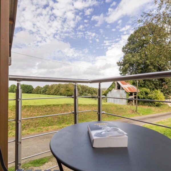 Le balcon d'une chambre au rez-de-chaussée du gîte La Petite Barbinière des Gîtes La Barbinière et La Petite Barbinière à Saint-Laurent-de-Terregatte dans la Manche en Normandie