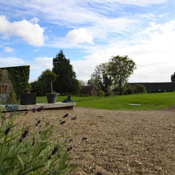 La cour des Gîtes La Barbinière et La Petite Barbinière à Saint-Laurent-de-Terregatte dans la Manche en Normandie