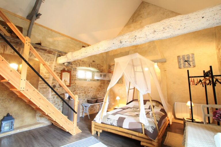 La chambre familiale des Chambres d'hôtes La Ferté à Saint-Floxel dans la Manche en Normandie