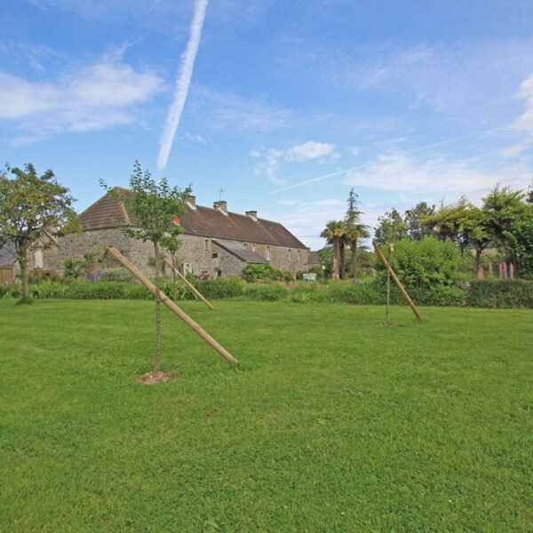 Le grand jardin de la Chambre d'hôtes à la Ferme de Saint Germain à Saint-Germain-le-Gaillard dans la Manche en Normandie