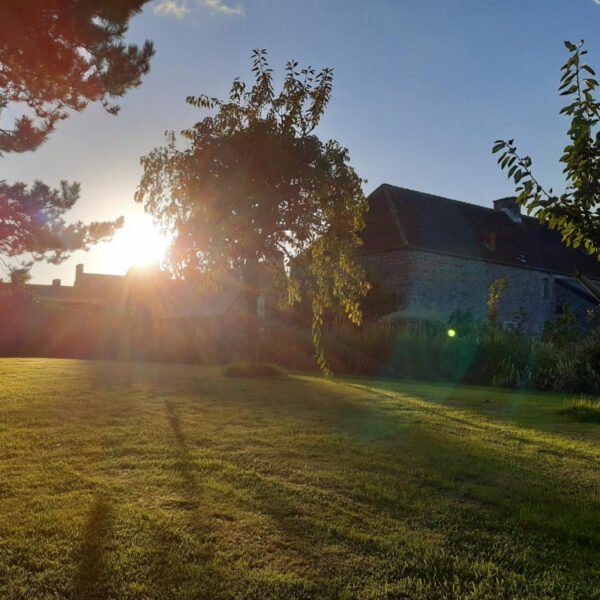 Le grand jardin pendant un lever de soleil de la Chambre d'hôtes à la Ferme de Saint Germain à Saint-Germain-le-Gaillard dans la Manche en Normandie